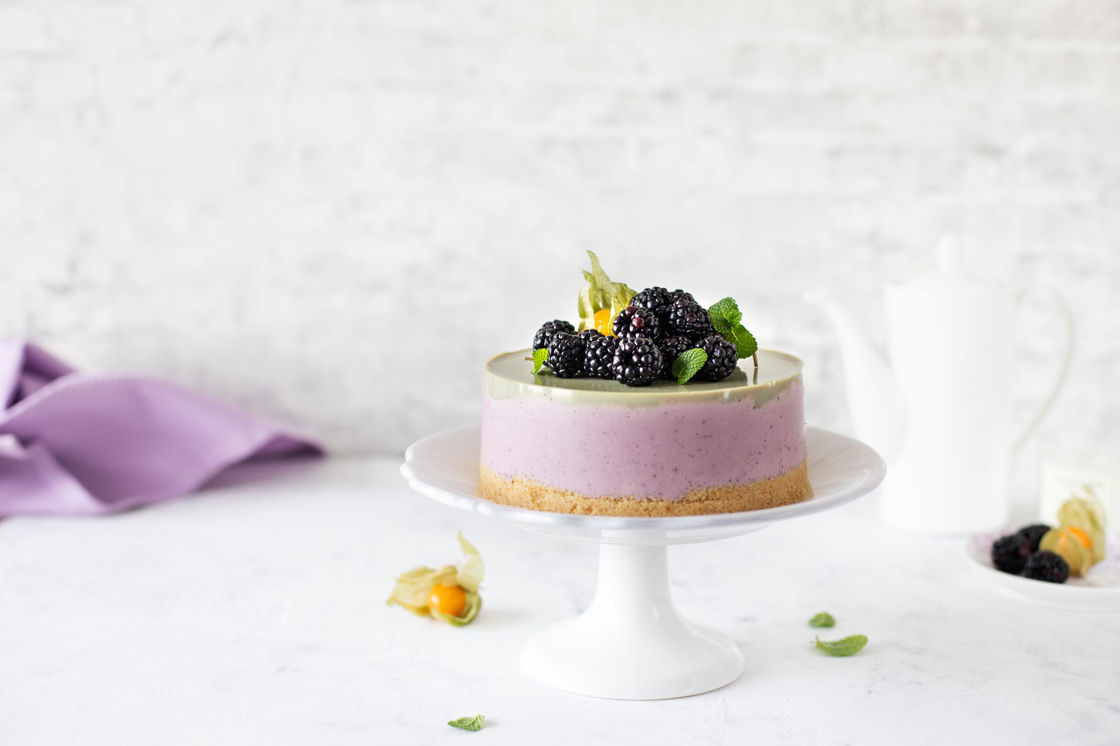 Cheesecake s ostružinami na bílém stojánku